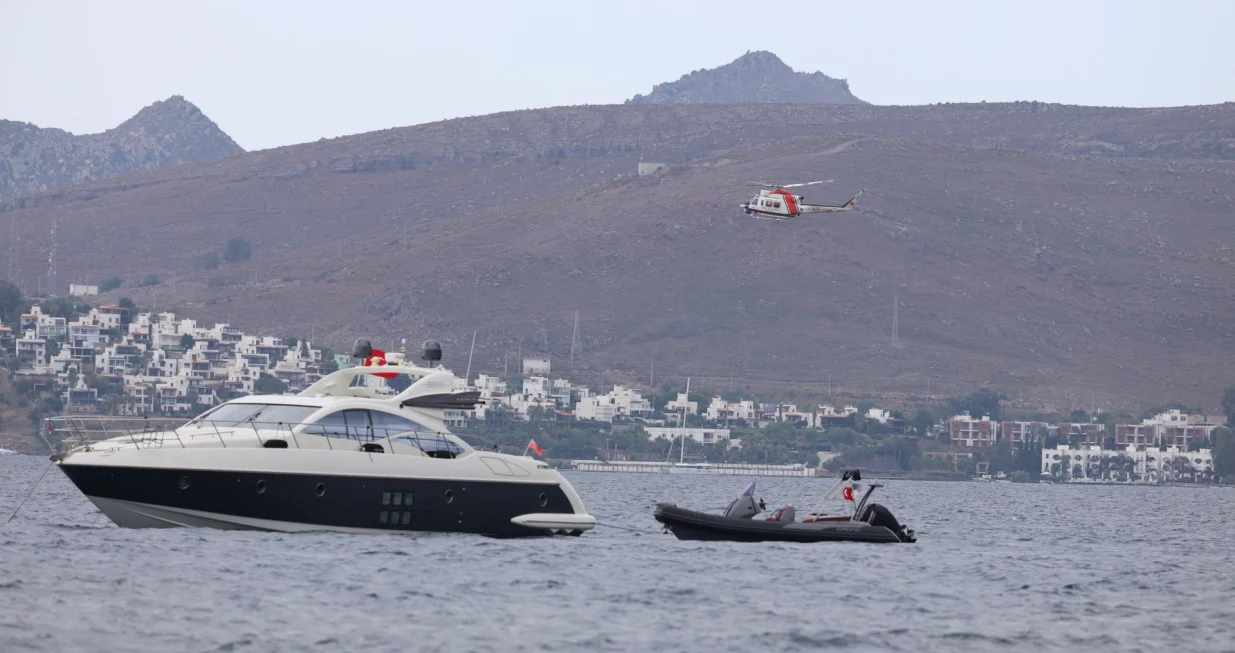 MUGLA; TURSKA - 24. OKTOBAR 2025.Najmanje 14 osoba je poginulo kada je ДЌamac s ilegalnim migrantima potonuo kod turske obale u okrugu Bodrum.Nakon ЕЎto su primili poziv za pomoД‡ da je ДЌamac s migrantima potonuo kod obale Ortakenta, ДЌetiri plovila Obalne straЕѕe, ronilaДЌki tim, helikopter i nekoliko spasilaДЌkih ekipa poslani su na to podruДЌje.Tokom operacije, jedinice Obalne straЕѕe spasile su dva migranta i pronaЕЎle tijela 14 poginulih osoba.Potraga i spaЕЎavanje u tom podruДЌju se nastavljaju. (Ali BallД± - Anadolu Agency)/