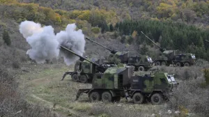 NIŠ (AA) - Na vojnim poligonima u Srbiji održana je zajednička taktička obuka artiljerijskih jedinica Vojske Srbije i Oružanih snaga Azerbejdžana, usmjerena na borbenu upotrebu samohodnih top-haubica.Dvosedmična obuka realizovana je u skladu s Planom bilateralne vojne saradnje dvije države, najprije u kasarni i na mirnodopskoj lokaciji Mješovite artiljerijske brigade u Nišu, a zatim na vojnom poligonu "Pasuljanske livade", gdje su izvedena bojeva gađanja. (Ministarstvo odbrane Srbije - Anadolu Agency)/