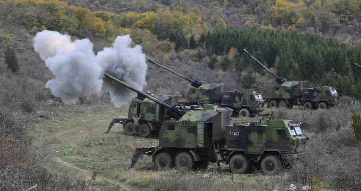 NIŠ (AA) - Na vojnim poligonima u Srbiji održana je zajednička taktička obuka artiljerijskih jedinica Vojske Srbije i Oružanih snaga Azerbejdžana, usmjerena na borbenu upotrebu samohodnih top-haubica.Dvosedmična obuka realizovana je u skladu s Planom bilateralne vojne saradnje dvije države, najprije u kasarni i na mirnodopskoj lokaciji Mješovite artiljerijske brigade u Nišu, a zatim na vojnom poligonu "Pasuljanske livade", gdje su izvedena bojeva gađanja. (Ministarstvo odbrane Srbije - Anadolu Agency)/