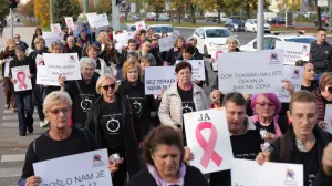 Građani u šetnji ka Narodnom pozorištu u Sarajevu, gdje će se okupiti kako bi pružili podršku oboljelima od karcinoma dojke/Senad Gubelić
