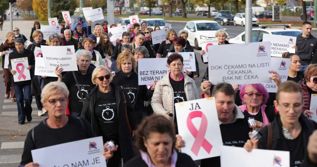 Građani u &scaron;etnji ka Narodnom pozori&scaron;tu u Sarajevu, gdje će se okupiti kako bi pružili podr&scaron;ku oboljelima od karcinoma dojke/Senad Gubelić