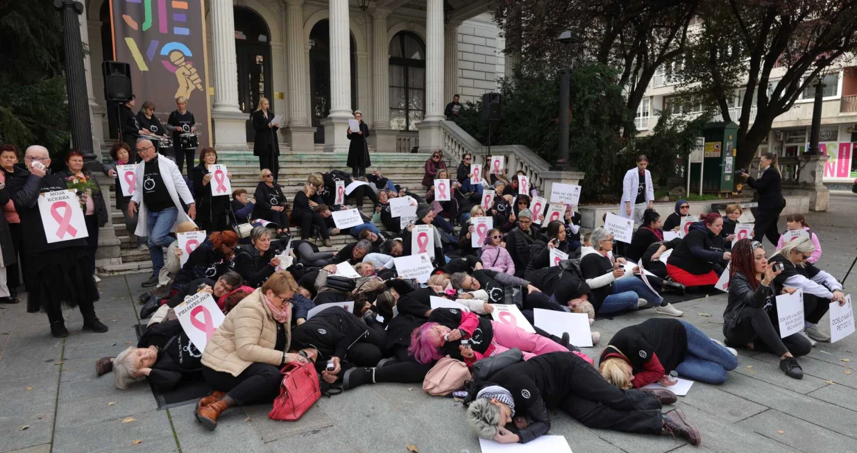 Performans na skupu "5 do 12" ispred Narodnog pozori&scaron;ta u Sarajevu, u znak podr&scaron;ke oboljelima od karcinoma dojke/Senad Gubelić