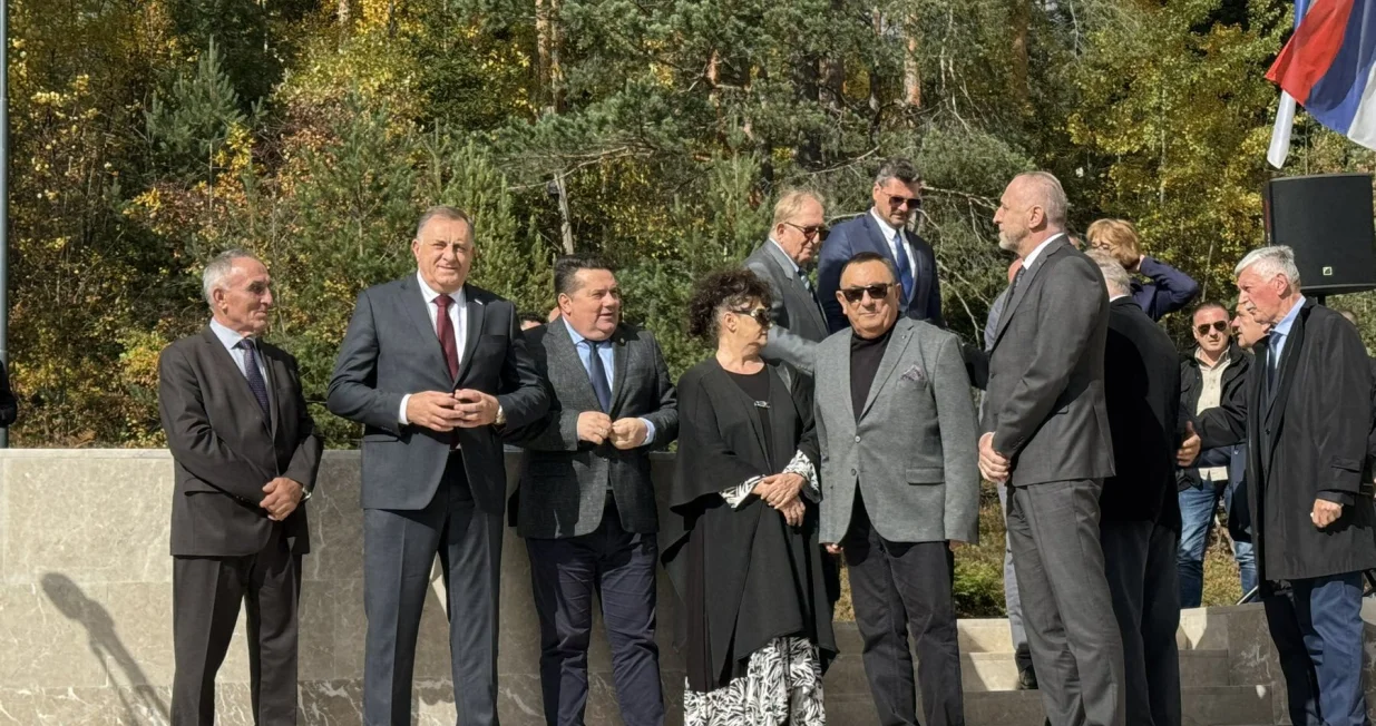 Govorima na ceremoniji otkrivanja spomenika na Palama posvećenog stvaraocima i braniocima Republike Srpske, veličani su osuđenici za ratne zločine i genocid u Bosni i Hercegovini, a bivši predsjednik Republike Srpske Milorad Dodik negirao je Bošnjake/Rtrs