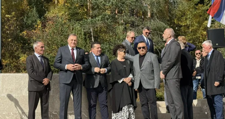 Govorima na ceremoniji otkrivanja spomenika na Palama posvećenog stvaraocima i braniocima Republike Srpske, veličani su osuđenici za ratne zločine i genocid u Bosni i Hercegovini, a bivši predsjednik Republike Srpske Milorad Dodik negirao je Bošnjake/Rtrs