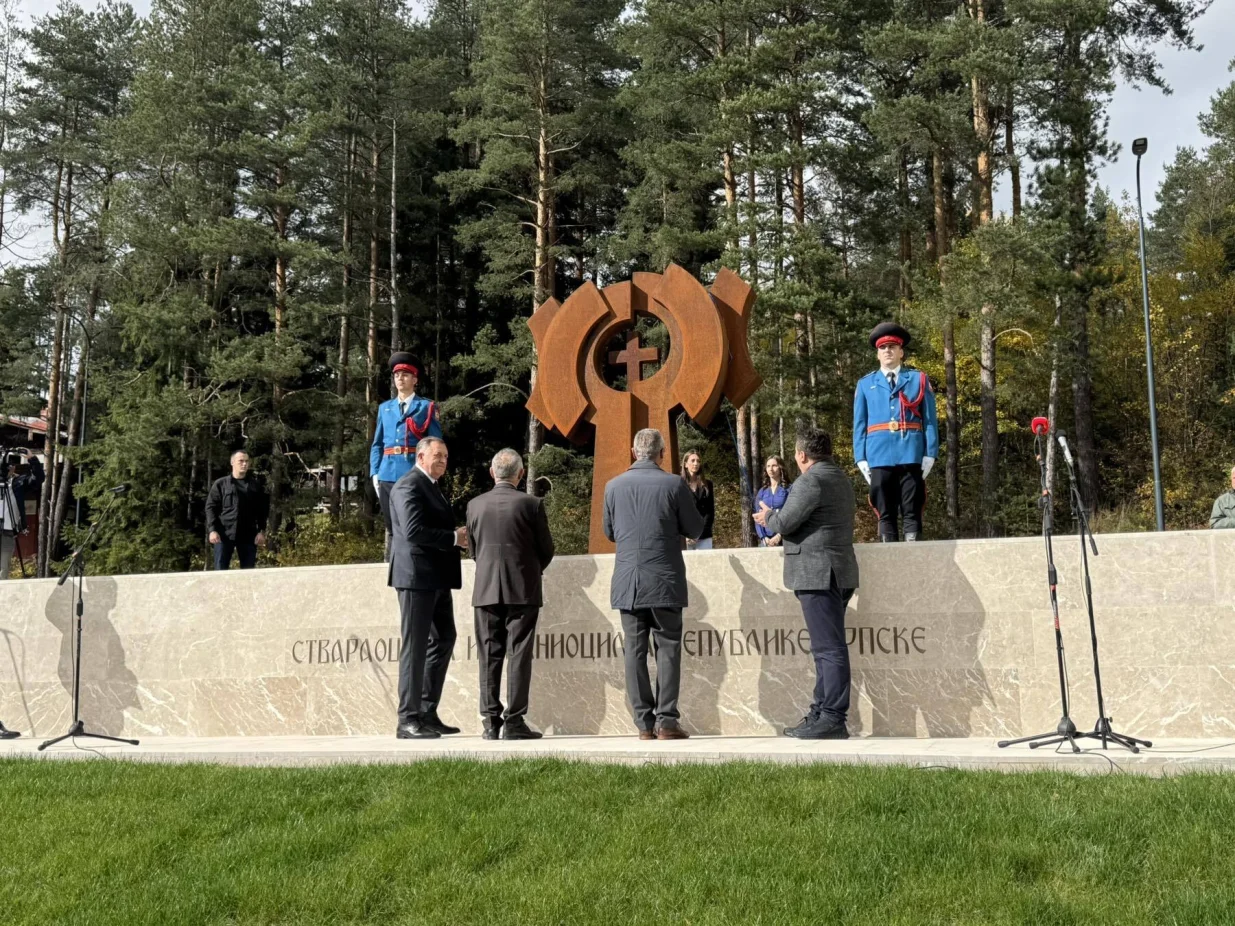 Govorima na ceremoniji otkrivanja spomenika na Palama posvećenog stvaraocima i braniocima Republike Srpske, veličani su osuđenici za ratne zločine i genocid u Bosni i Hercegovini, a bivši predsjednik Republike Srpske Milorad Dodik negirao je Bošnjake/Rtrs