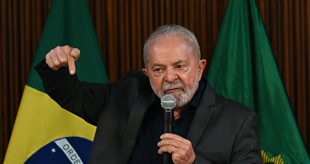 epa10397427 The President of Brazil Luiz Inacio Lula da Silva participates in a meeting with governors, at the Planalto Palace, in Bras&iacute;lia, Brazil, 09 January 2023. Lula da Silva told the 27 governors that the 'coup' invaders who vandalized the presidential palace, Congress building and Supreme Court on Sunday did not have any type of negotiating agenda or demands. EPA/Andre Borges/Andre Borges