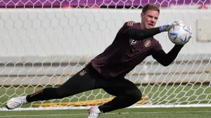 epa10313945 Germany's goalkeeper Marc-Andre Ter Stegen in action during the team's training session in Al Ruwais, Qatar, 19 November 2022. Germany is preparing for the FIFA World Cup 2022 in Qatar with their first match against Japan set for 23 November. The FIFA World Cup Qatar 2022 will take place from 20 November to 18 December 2022 in Qatar. EPA/FRIEDEMANN VOGEL/Foto: Friedemann Vogel