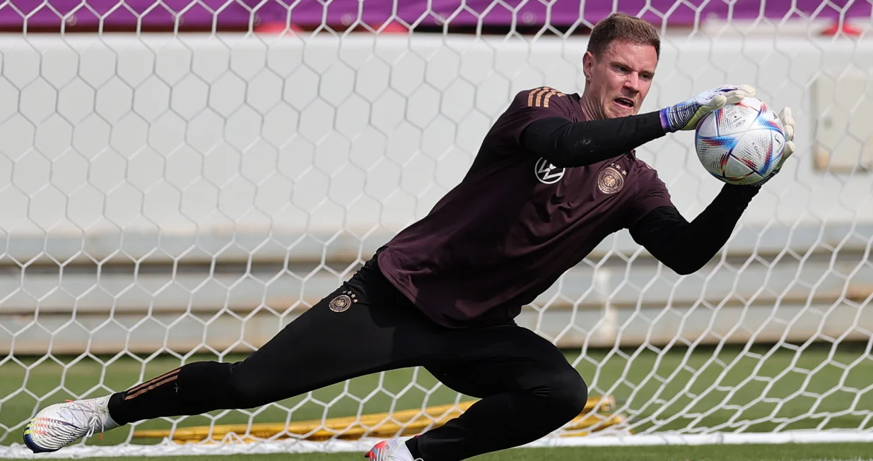 epa10313945 Germany's goalkeeper Marc-Andre Ter Stegen in action during the team's training session in Al Ruwais, Qatar, 19 November 2022. Germany is preparing for the FIFA World Cup 2022 in Qatar with their first match against Japan set for 23 November. The FIFA World Cup Qatar 2022 will take place from 20 November to 18 December 2022 in Qatar. EPA/FRIEDEMANN VOGEL/Foto: Friedemann Vogel