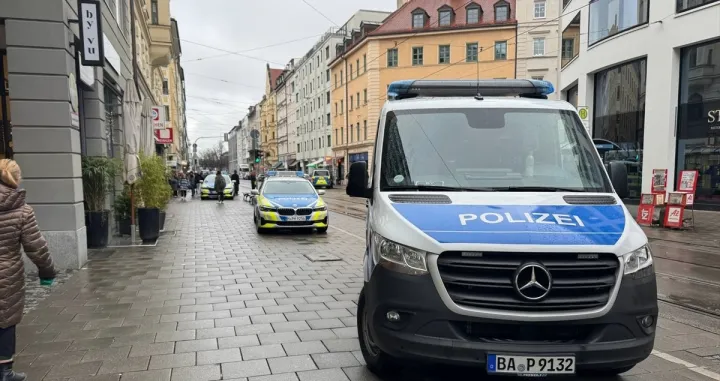 Automobilom (Mini Cooperom) se zabio u masu ljudi na protestu sindikata Verdi u Minhenu u Njemačkoj/Behl&uuml;l &Ccedil;etinkaya