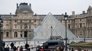 Police stand near the pyramid of the Louvre museum after reports of a robbery, in Paris, France, October 19, 2025. REUTERS/Gonzalo Fuentes/Gonzalo Fuentes