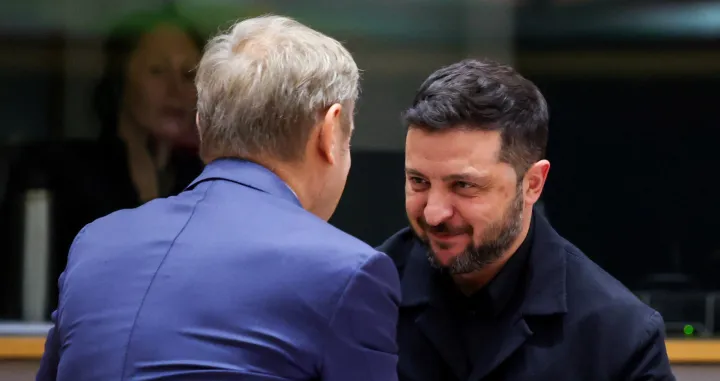 Ukrainian President Volodymyr Zelenskiy is welcomed by Poland's Prime Minister Donald Tusk at the European Union leaders' summit in Brussels, Belgium October 23, 2025. REUTERS/Yves Herman/Pool/Yves Herman