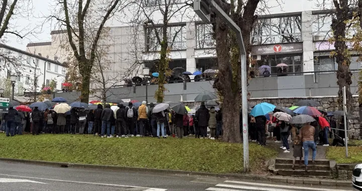 Mještani odaju poštu i pale svijeće/X