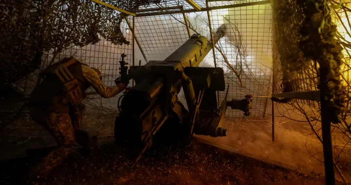A serviceman of the 115th Separate Mechanized Brigade of the Ukrainian Armed Forces fires a D-30 howitzer towards Russian troops, amid Russia's attack on Ukraine, near the front line town of Kupiansk in Kharkiv region, Ukraine October 4, 2025. REUTERS/Sofiia Gatilova/Sofiia Gatilova