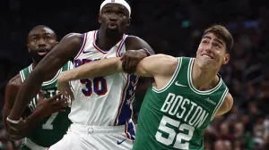 Oct 22, 2025; Boston, Massachusetts, USA; Philadelphia 76ers center Adem Bona (30) battles Boston Celtics center Luka Garza (52) and guard Jaylen Brown (7) for rebound position during the second quarter at TD Garden. Mandatory Credit: Winslow Townson-Imagn Images/Foto: Winslow Townson