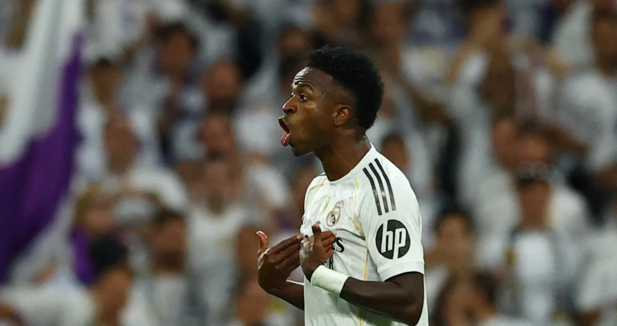 Soccer Football - LaLiga - Real Madrid v FC Barcelona - Santiago Bernabeu, Madrid, Spain - October 26, 2025 Real Madrid's Vinicius Junior reacts after being substituted REUTERS/Albert Gea/Foto: Albert Gea