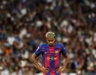 Soccer Football - LaLiga - Real Madrid v FC Barcelona - Santiago Bernabeu, Madrid, Spain - October 26, 2025 FC Barcelona's Lamine Yamal looks dejected REUTERS/Susana Vera  TPX IMAGES OF THE DAY/Foto: Susana Vera