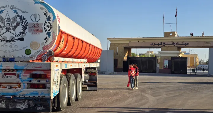 RAFAH, EGIPAT 27. OKTOBAR 2025.Kamioni humanitarne pomoći ušli su u Pojas Gaze preko prelaza u Rafahu u ponedjeljak, usred tekuće nestašice hrane, vode i medicinskih zaliha u opkoljenoj enklavi.Kamioni, koji prolaze kroz prelaz Karam Abu Salem (Kerem Shalom), prevoze pakete hrane i osnovne potrepštine kao što je brašno. (Ahmed Sayed - Anadolu Agency)/