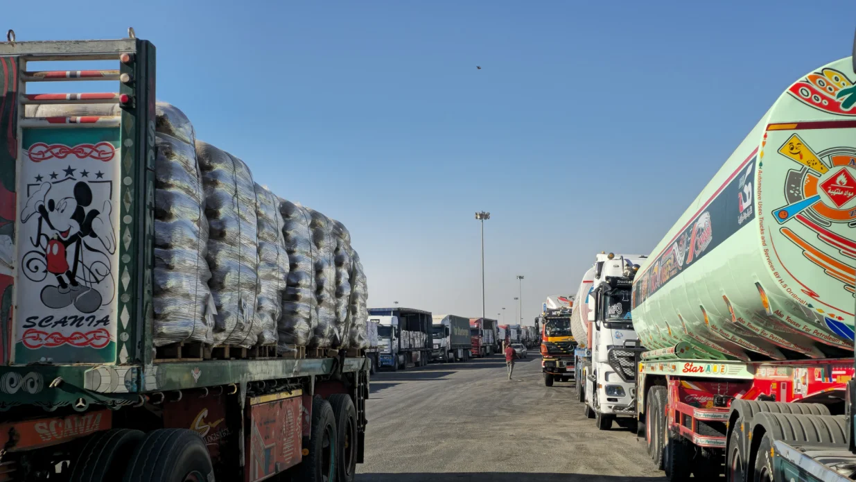 RAFAH, EGIPAT 27. OKTOBAR 2025.Kamioni humanitarne pomoći ušli su u Pojas Gaze preko prelaza u Rafahu u ponedjeljak, usred tekuće nestašice hrane, vode i medicinskih zaliha u opkoljenoj enklavi.Kamioni, koji prolaze kroz prelaz Karam Abu Salem (Kerem Shalom), prevoze pakete hrane i osnovne potrepštine kao što je brašno. (Ahmed Sayed - Anadolu Agency)/