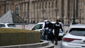 Forensic police officers arrive at the Louvre museum after reports of a robbery, in Paris, France, October 19, 2025. REUTERS/Gonzalo Fuentes/Gonzalo Fuentes