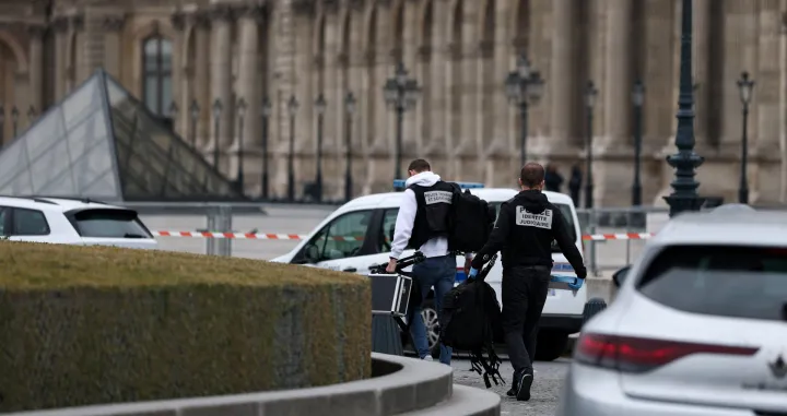 Forensic police officers arrive at the Louvre museum after reports of a robbery, in Paris, France, October 19, 2025. REUTERS/Gonzalo Fuentes/Gonzalo Fuentes