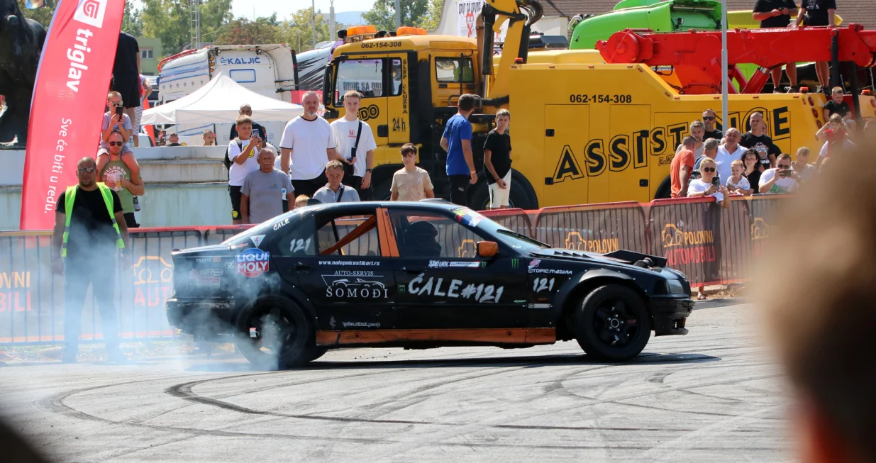 Novi Sad, Srbija - 6. septembar 2025:Sedmi Auto-moto berza show (AMB 7) otvoren je u petak na Novosadskom sajmu i trajaće do nedelje.Ova trodnevna manifestacija okupila je je ljubitelje automobila, motora i kamiona, a program obuhvata trke mini moskvičima, defile motociklista, drift nastupe, šoferske olimpijske igre, truck akrobacije i "strong man" show. Lepo vreme omogućilo je da veliki broj posetilaca uživa uživa u izložbi automobila, oldtajmera, motora i kamiona. (Aleksandar Jovanović - Anadolu Agency)/
