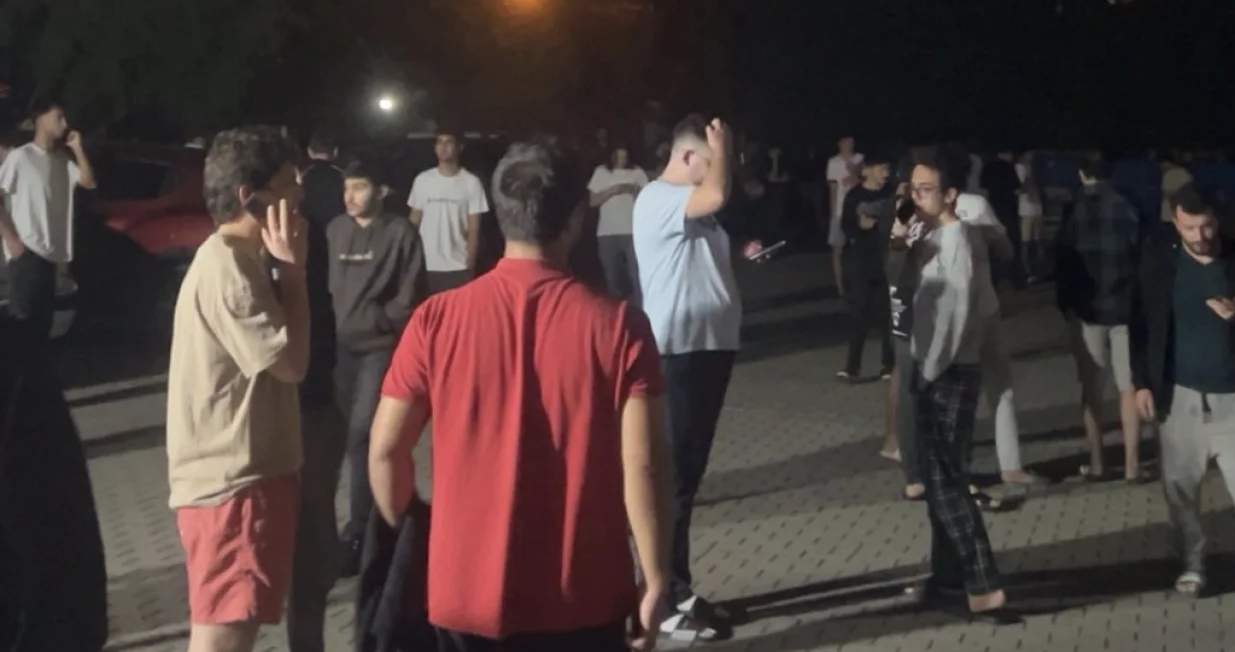 Preplašeni ljudi nakon zemljotresa/X