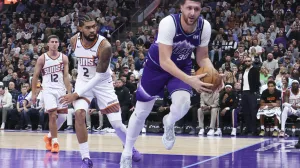 Oct 27, 2025; Salt Lake City, Utah, USA; Utah Jazz center Jusuf Nurkic (30) save a ball against Phoenix Suns center Nick Richards (2) during the second half at Delta Center. Mandatory Credit: Rob Gray-Imagn Images/Foto: Rob Gray
