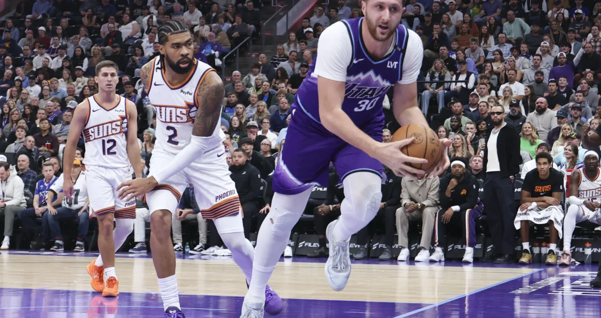 Oct 27, 2025; Salt Lake City, Utah, USA; Utah Jazz center Jusuf Nurkic (30) save a ball against Phoenix Suns center Nick Richards (2) during the second half at Delta Center. Mandatory Credit: Rob Gray-Imagn Images/Foto: Rob Gray
