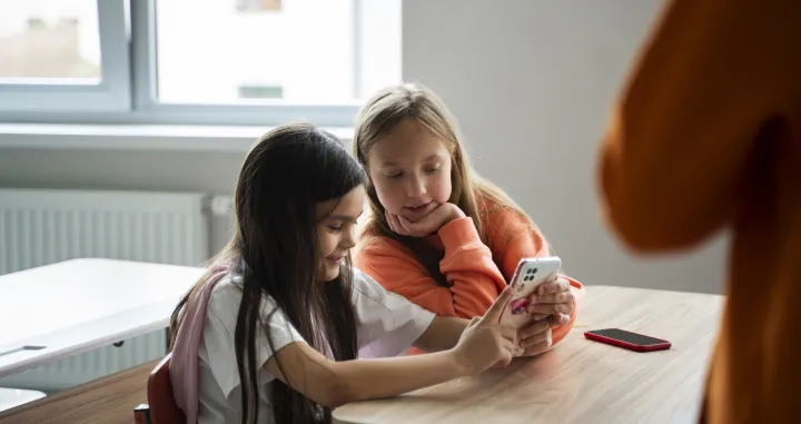 djeca i mobiteli, &scaron;kola, mobiteli, zabrana mobitela u &scaron;koli, /Freepik 