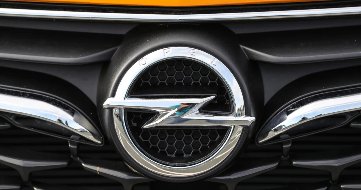 epa08127167 (FILE) - A Opel logo is seen at a car for sale at a dealer shop in Ruesselsheim, Germany, 05 July 2018 (reissued 14 January 2020). German media reports on 14 January 2020 state Opel is to inform its staff of plans to cut up to additional 4100 jobs in Germany in coming years. Some 6,800 Opel employees in Opel's German factories have already signed agreed to various forms of leaving the company. EPA/ARMANDO BABANI *** Local Caption *** 54701862/Armando Babani