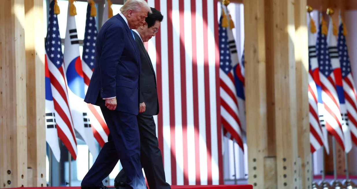 U.S. President Donald Trump meets with South Korean President Lee Jae Myung on the sidelines of the Asia-Pacific Economic Cooperation (APEC) leaders' summit in Gyeongju, South Korea, October 29, 2025. REUTERS/Evelyn Hockstein/Evelyn Hockstein