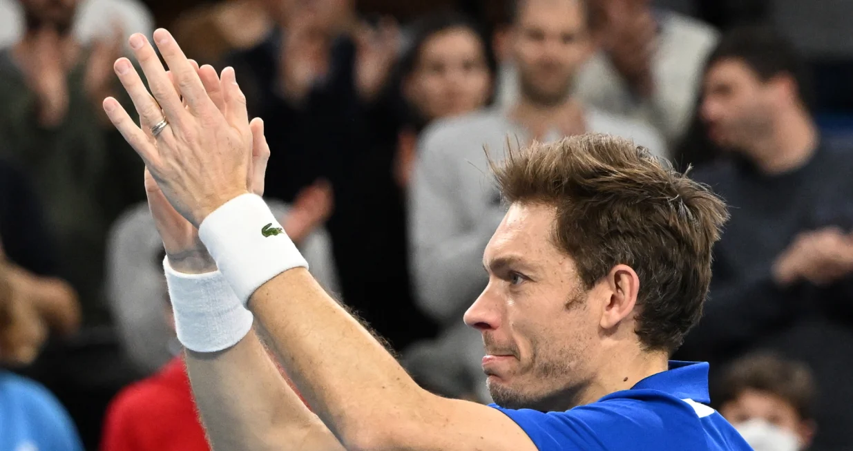 epa09804175 Nicolas Mahut of France thanks supporters after the Davis Cup Qualifier between France and Ecuador at Sports Arena in Pau, France, 05 March 2022. EPA/CAROLINE BLUMBERG/Foto: Caroline Blumberg