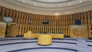 Iz Plave sale Parlamentarne skupštine BiH iznesene sve četiri velike zastave BiH, a grb BiH prekriven/Naprijed Bih!