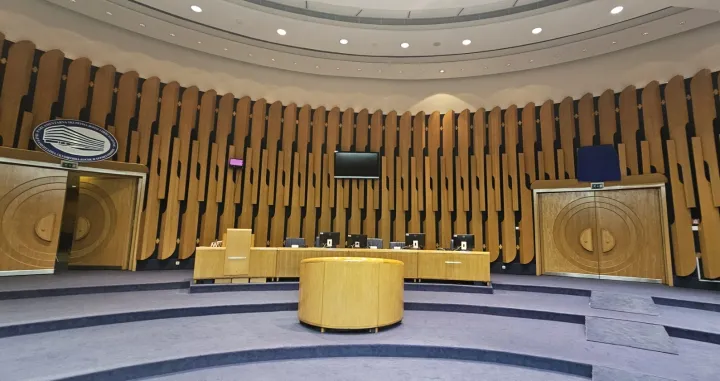 Iz Plave sale Parlamentarne skupštine BiH iznesene sve četiri velike zastave BiH, a grb BiH prekriven/Naprijed Bih!