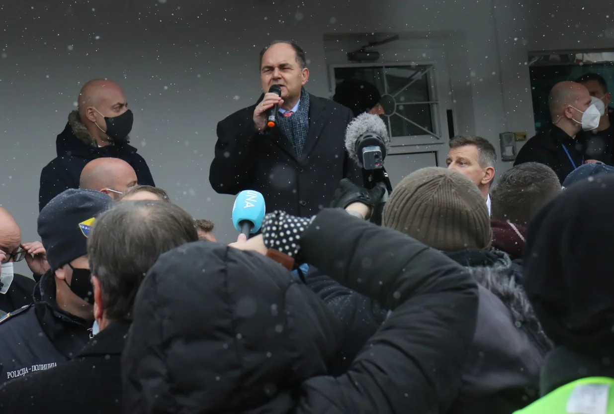 Ispred zgrade OHR-a u Sarajevu, novi protest grupe građana i aktivista okupljenih oko organizacije ReSTART/Senad Gubelić