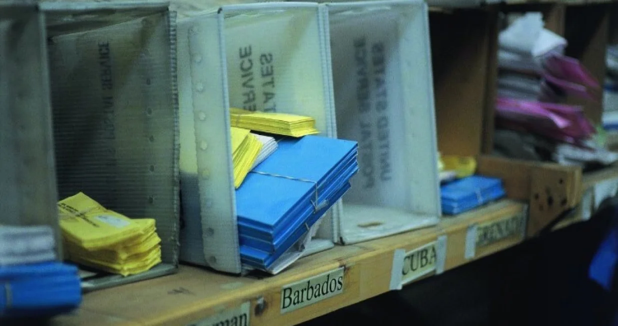 Krao novac i dragocjenosti iz po&scaron;iljki/post.ch/Ilustracija//