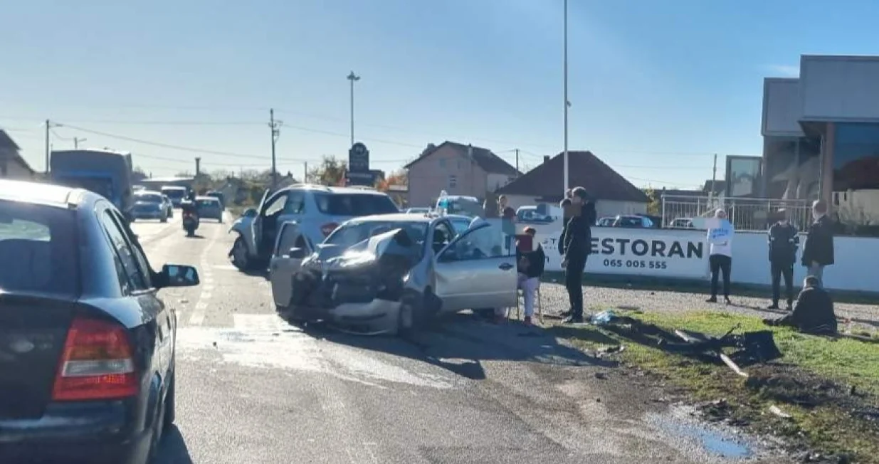 Uni&scaron;tena vozila na mjestu nesreće/InfoBijeljina/