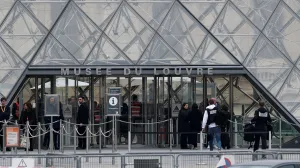 Forensic police officers arrive at the Louvre museum after reports of a robbery, in Paris, France, October 19, 2025. REUTERS/Gonzalo Fuentes/Gonzalo Fuentes