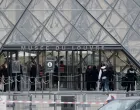 Forensic police officers arrive at the Louvre museum after reports of a robbery, in Paris, France, October 19, 2025. REUTERS/Gonzalo Fuentes/Gonzalo Fuentes