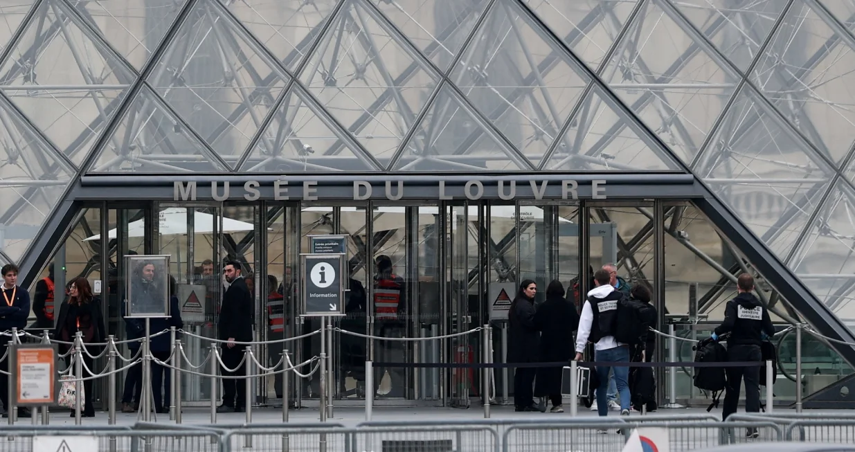 Forensic police officers arrive at the Louvre museum after reports of a robbery, in Paris, France, October 19, 2025. REUTERS/Gonzalo Fuentes/Gonzalo Fuentes