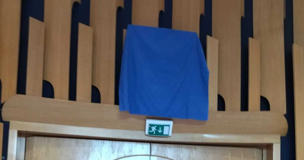 Iz Plave sale Parlamentarne skup&scaron;tine BiH iznesene sve četiri velike zastave BiH, a grb BiH prekriven/Naprijed Bih!