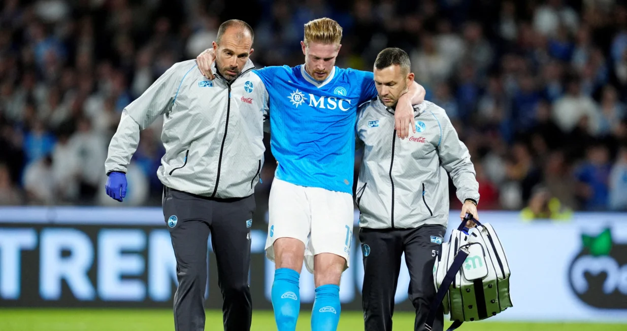 FILE PHOTO: Soccer Football - Serie A - Napoli v Inter Milan - Stadio Diego Armando Maradona, Naples, Italy - October 25, 2025 Napoli's Kevin De Bruyne reacts as he is substituted after sustaining an injury while scoring their first goal from the penalty spot REUTERS/Matteo Ciambelli/File Photo/Foto: Matteo Ciambelli
