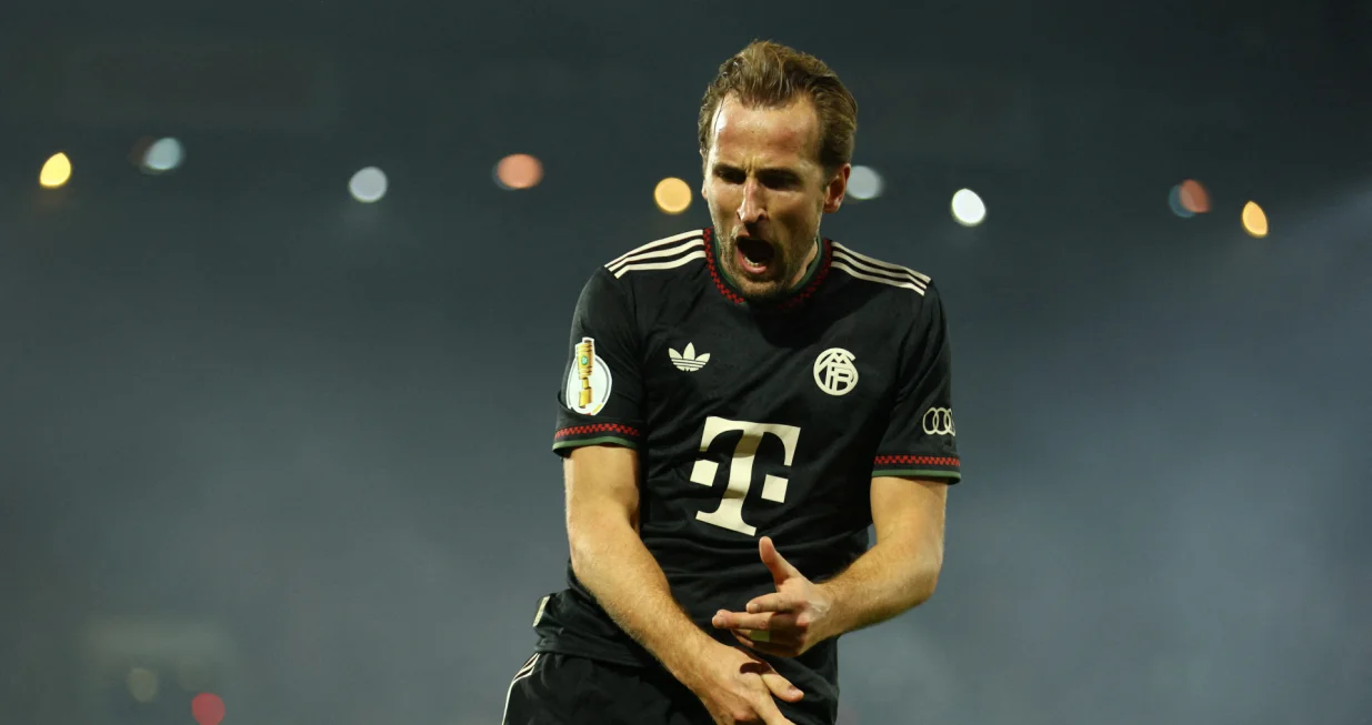 Soccer Football - DFB Cup - Second Round - FC Cologne v Bayern Munich - RheinEnergieStadion, Cologne, Germany - October 29, 2025 Bayern Munich's Harry Kane celebrates scoring their second goal REUTERS/Thilo Schmuelgen DFB REGULATIONS PROHIBIT ANY USE OF PHOTOGRAPHS AS IMAGE SEQUENCES AND/OR QUASI-VIDEO.  TPX IMAGES OF THE DAY/Foto: Thilo Schmuelgen