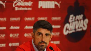 epa10279420 The Serbian nationalized Spanish coach, Veljko Paunovic, takes part in a press conference during his presentation as the new technical director of Guadalajara at Akron stadium, in Guadalajara, Jalisco, Mexico, 01 November 2022. EPA/Francisco Guasco/Foto: Francisco Guasco