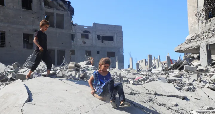 Children play on the rubble of destroyed homes at Al-Shati refugee camp, amid a ceasefire between Israel and Hamas, in Gaza City, October 26, 2025. REUTERS/Ebrahim Hajjaj/Ebrahim Hajjaj