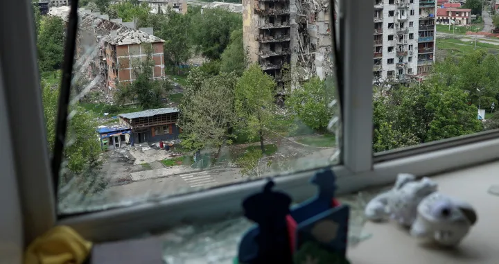 FILE PHOTO: A view shows apartment buildings hit by Russian military strikes in the front line town of Pokrovsk, amid Russia's attack on Ukraine, in Donetsk region, Ukraine May 21, 2025. REUTERS/Anatolii Stepanov/File Photo/Anatolii Stepanov