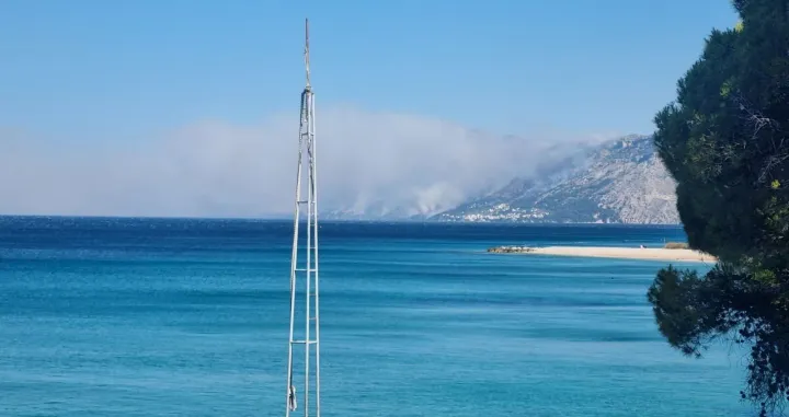 Pogled iz Baškog Polja: U mjestu Pisak koje se nalazi između Omiša i Makarske izbio je požar u šumi iznad magistrale. Nestalo je i struje, a avioni i vatrogasci su na terenu//