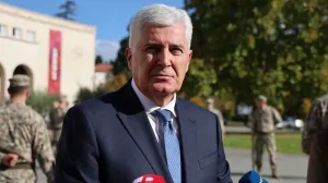 MOSTAR, 31. listopada (FENA) – U Mostaru je obilježen blagdan Svih svetih i Dušni dan polaganjem vijenaca i paljenjem svijeća kod spomenika hrvatskim braniteljima ispred Hrvatskog doma hercega Stjepana Kosače te na drugim gradskim lokacijama. Obilježavanje je započelo komemoracijom i svetom misom u vojarni OS BiH "Stanislav Baja Kraljević", a nastavljeno je polaganjem vijenaca na groblju Masline i ispred Kosače. Program je završen misom zadušnicom u mostarskoj katedrali. (Foto FENA/ Mateo Marinović)/Mateo Marinović