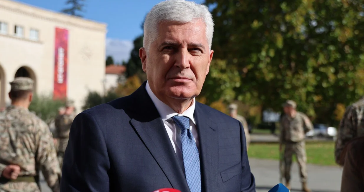 MOSTAR, 31. listopada (FENA) – U Mostaru je obilježen blagdan Svih svetih i Dušni dan polaganjem vijenaca i paljenjem svijeća kod spomenika hrvatskim braniteljima ispred Hrvatskog doma hercega Stjepana Kosače te na drugim gradskim lokacijama. Obilježavanje je započelo komemoracijom i svetom misom u vojarni OS BiH "Stanislav Baja Kraljević", a nastavljeno je polaganjem vijenaca na groblju Masline i ispred Kosače. Program je završen misom zadušnicom u mostarskoj katedrali. (Foto FENA/ Mateo Marinović)/Mateo Marinović