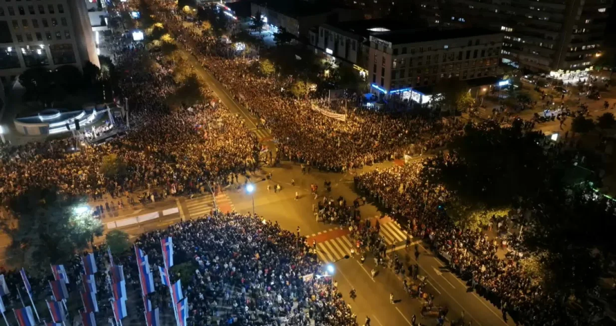 Na hiljade ljudi na ulicama/N1/